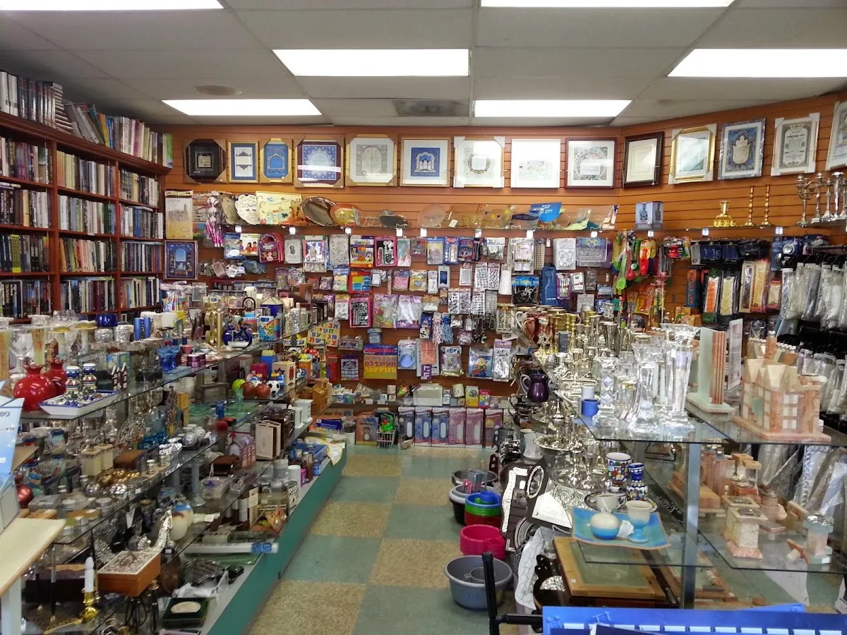 Chabad on Fairfax/ Atara's Judaica, Books & Gifts — foto 2