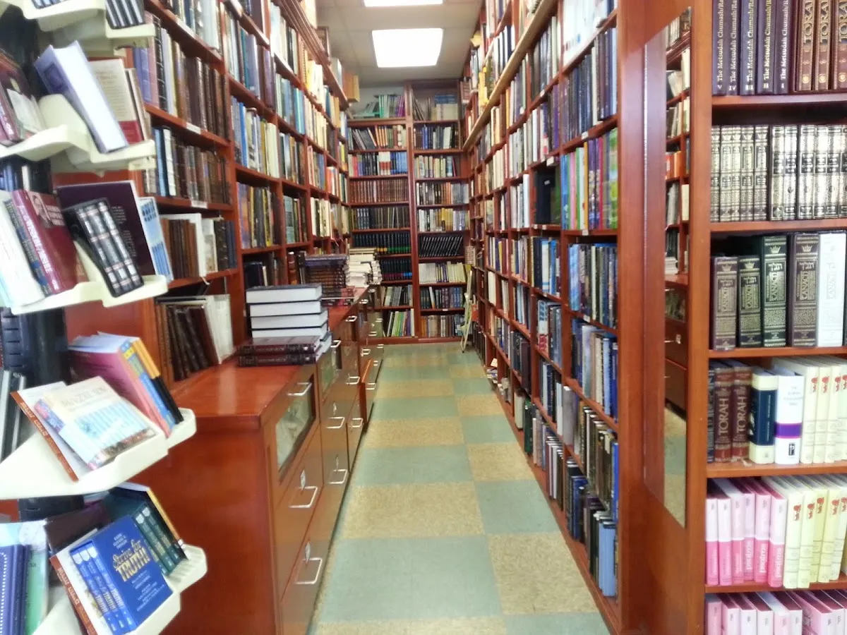 Chabad on Fairfax/ Atara's Judaica, Books & Gifts — foto 3