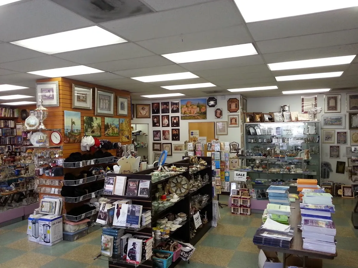 Chabad on Fairfax/ Atara's Judaica, Books & Gifts — foto 5
