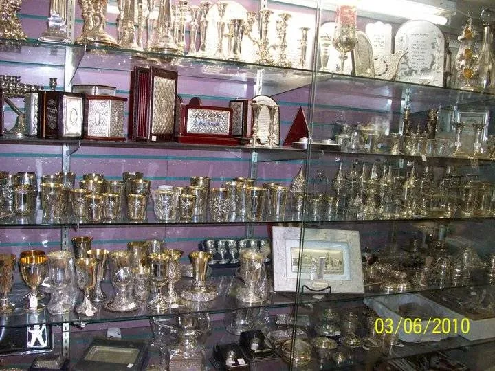 Chabad on Fairfax/ Atara's Judaica, Books & Gifts — foto 6