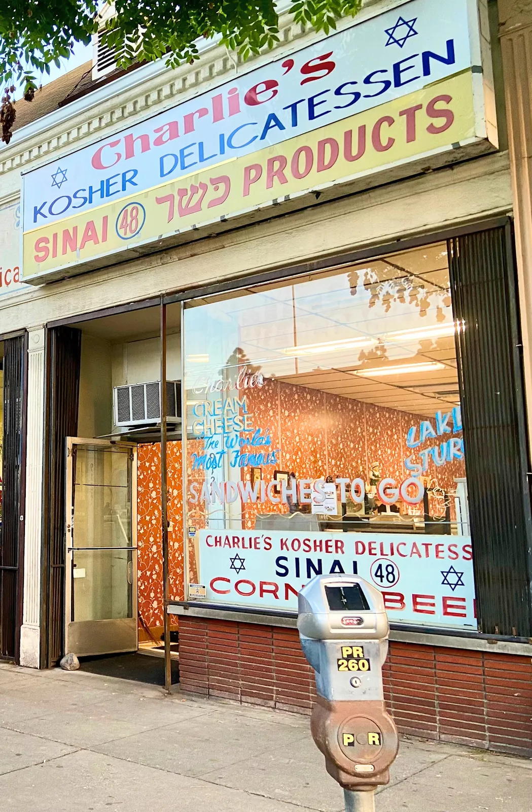 Charlie's Kosher Delicatessen — foto 3
