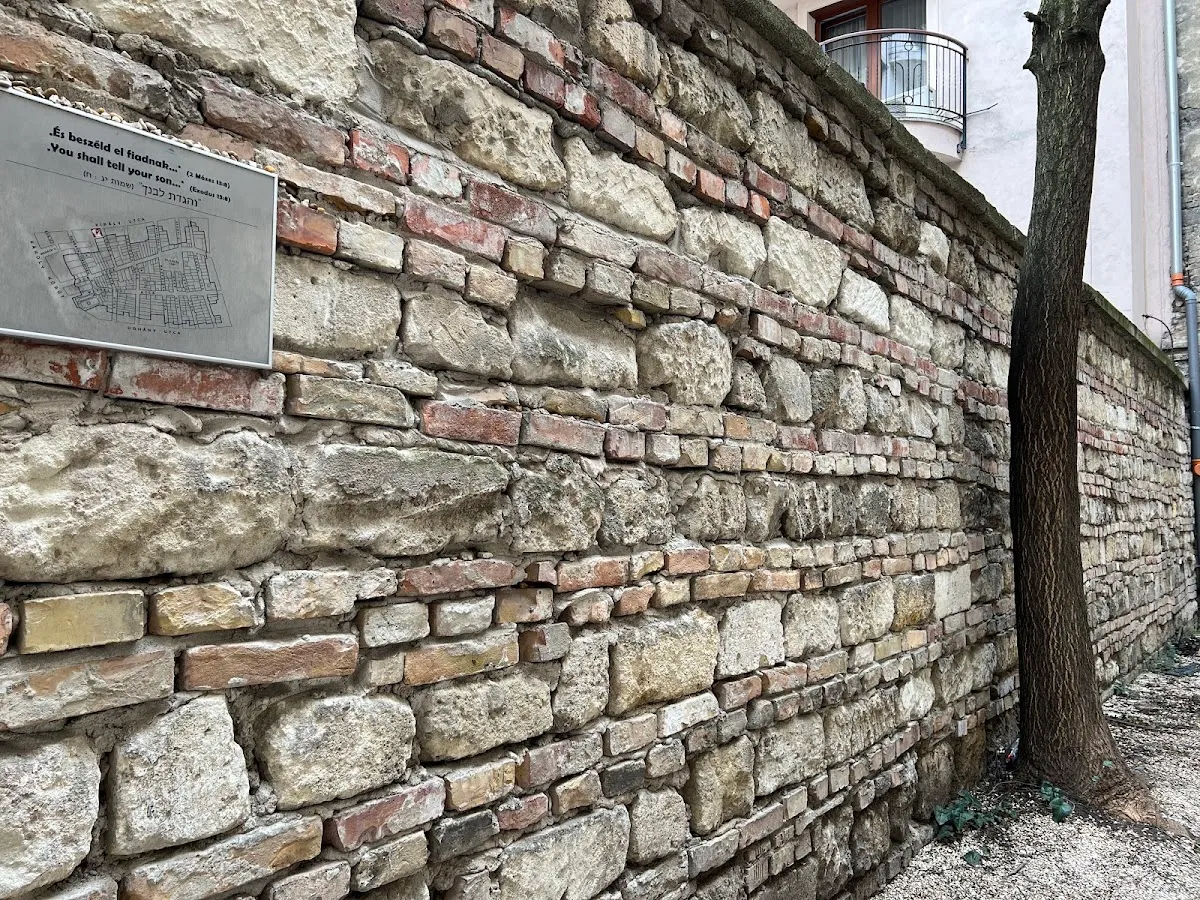 Fragmento de muro del Guetto judío — foto 2