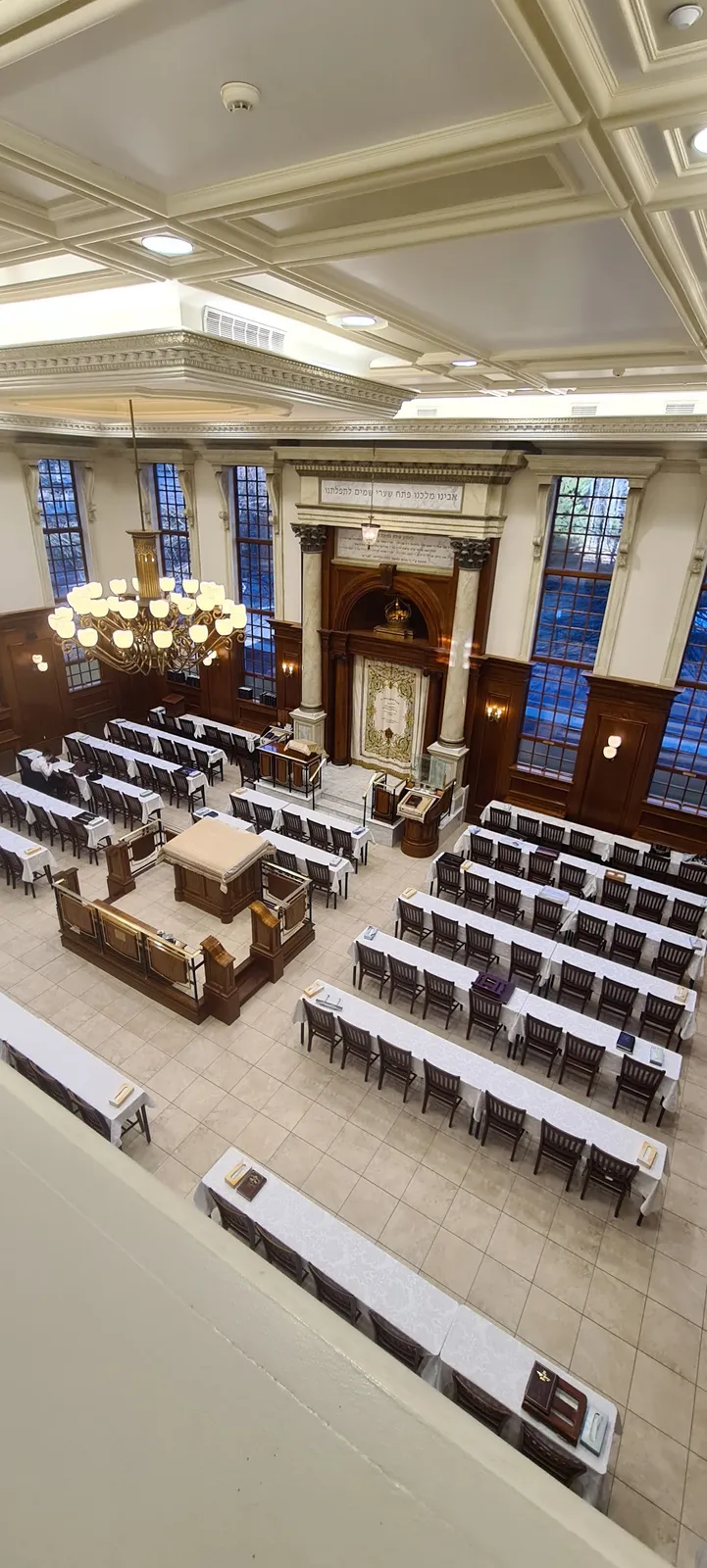Khal Shaarei Tefillah - Rav Schlesinger's shul — photo 2