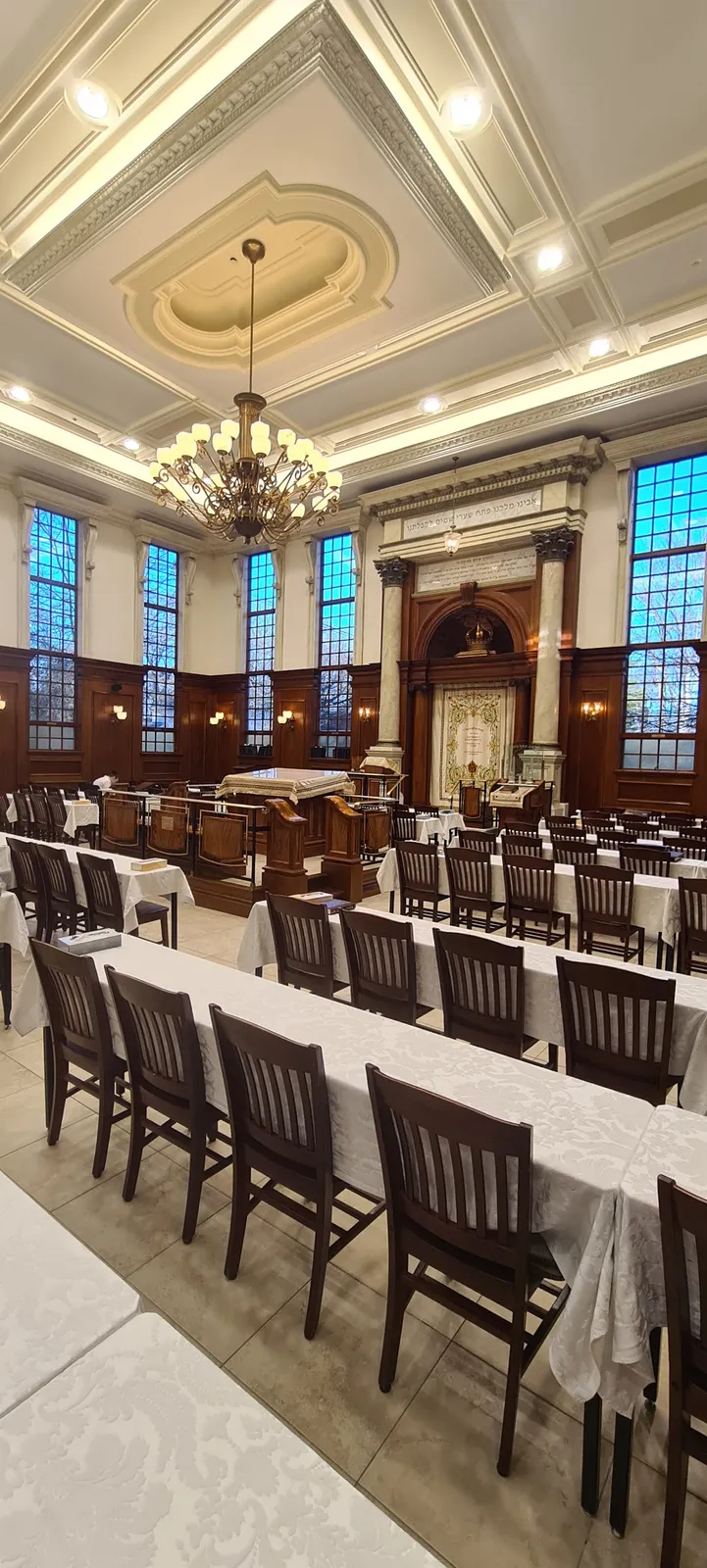 Khal Shaarei Tefillah - Rav Schlesinger's shul — photo 3