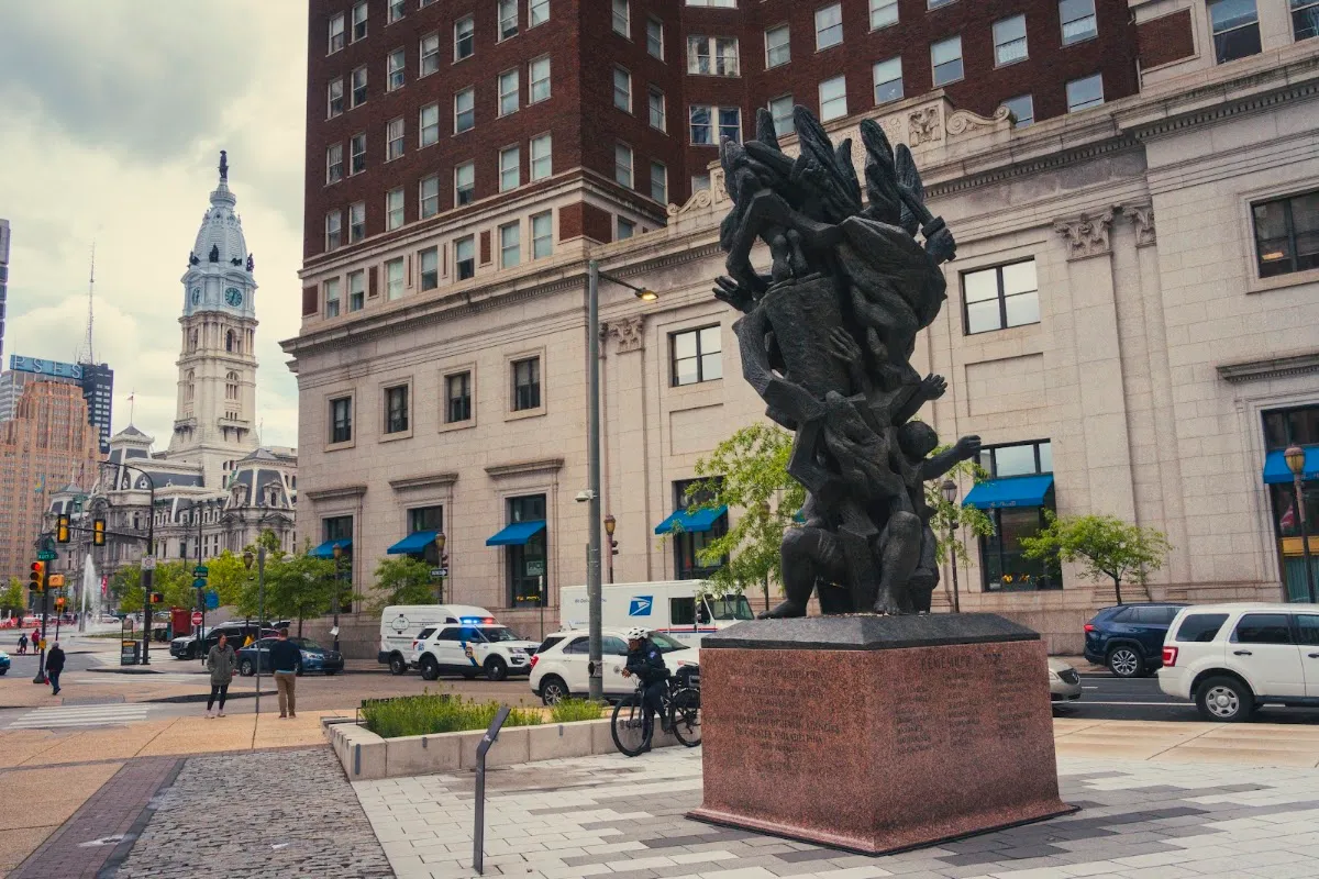 Monument to Six Million Jewish Martyrs — foto 4