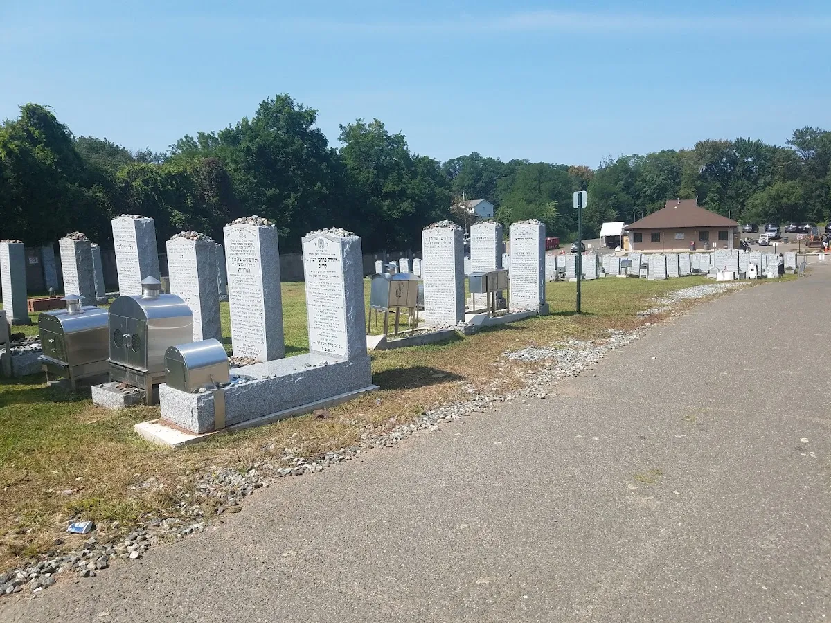Ribnitz Tziun - Ohel Haadmor M'Ribnitz — photo 2