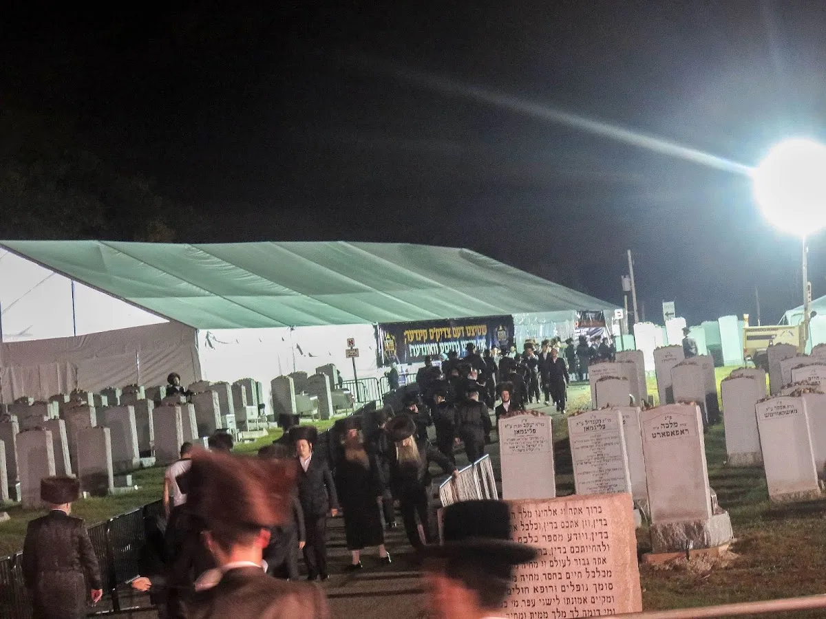 Ribnitz Tziun - Ohel Haadmor M'Ribnitz — photo 4