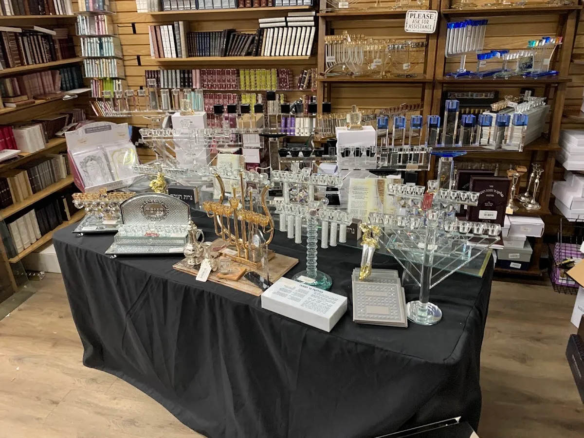 Shabsi's Judaica Center — foto 2