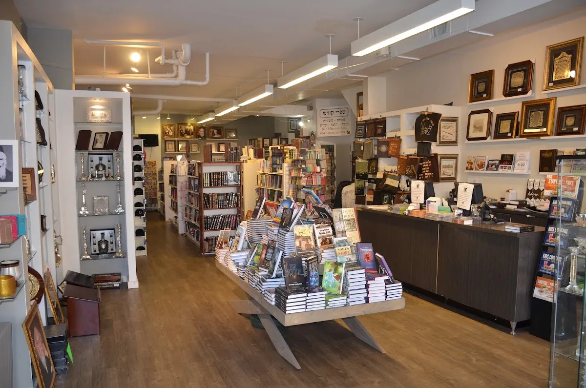 Torah Treasures Judaica Store — foto 2