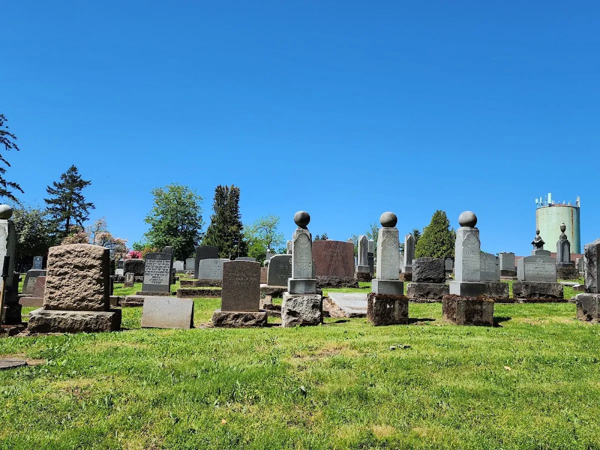 Ahavai Sholom Cemetery — foto 8