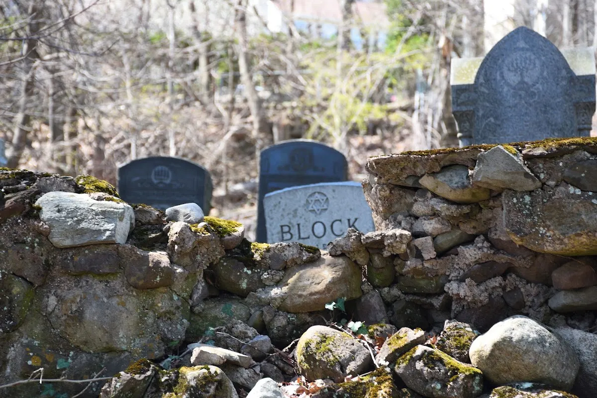 Ahavath Joseph Jewish Cemetery — foto 4