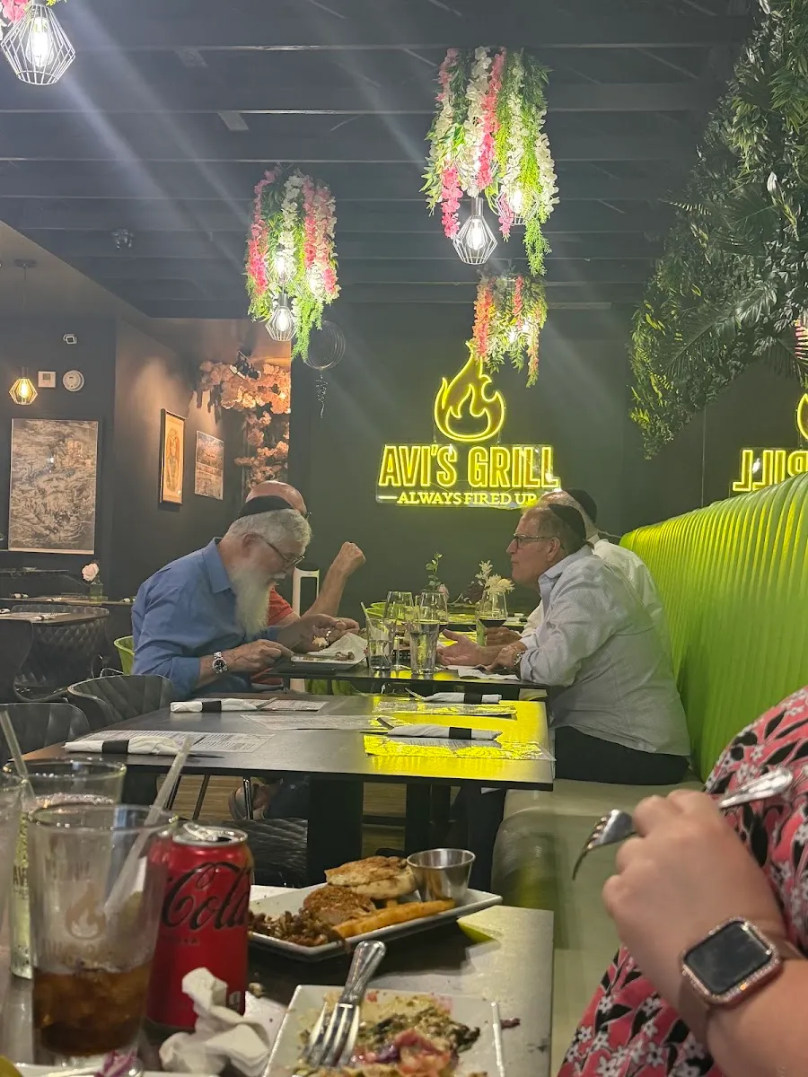 Avi’s Grill — foto 5