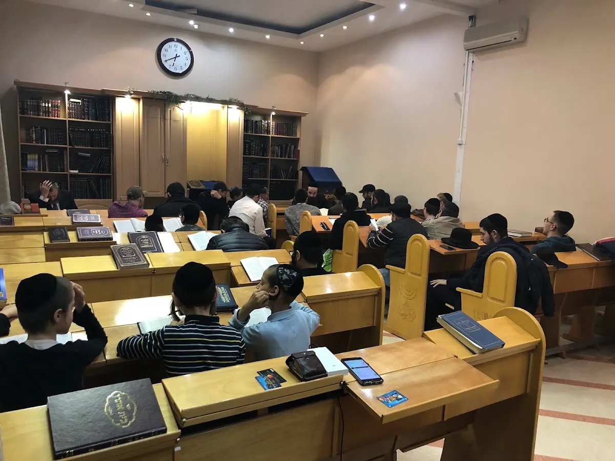 Beis Aharon V’Yisroel Synagogue (Karlin-Stolin) — photo 2
