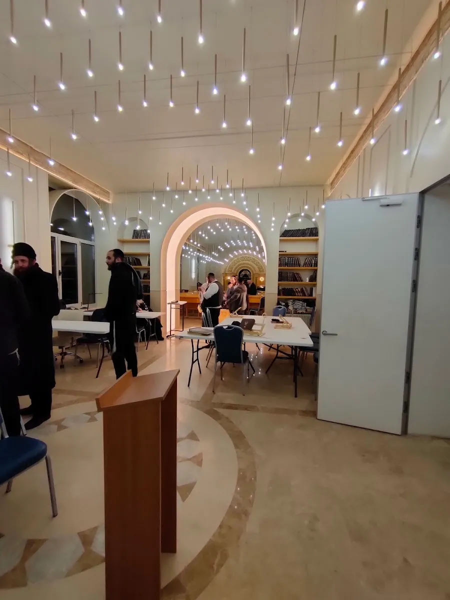 Beis Aharon V’Yisroel Synagogue (Karlin-Stolin) — photo 4