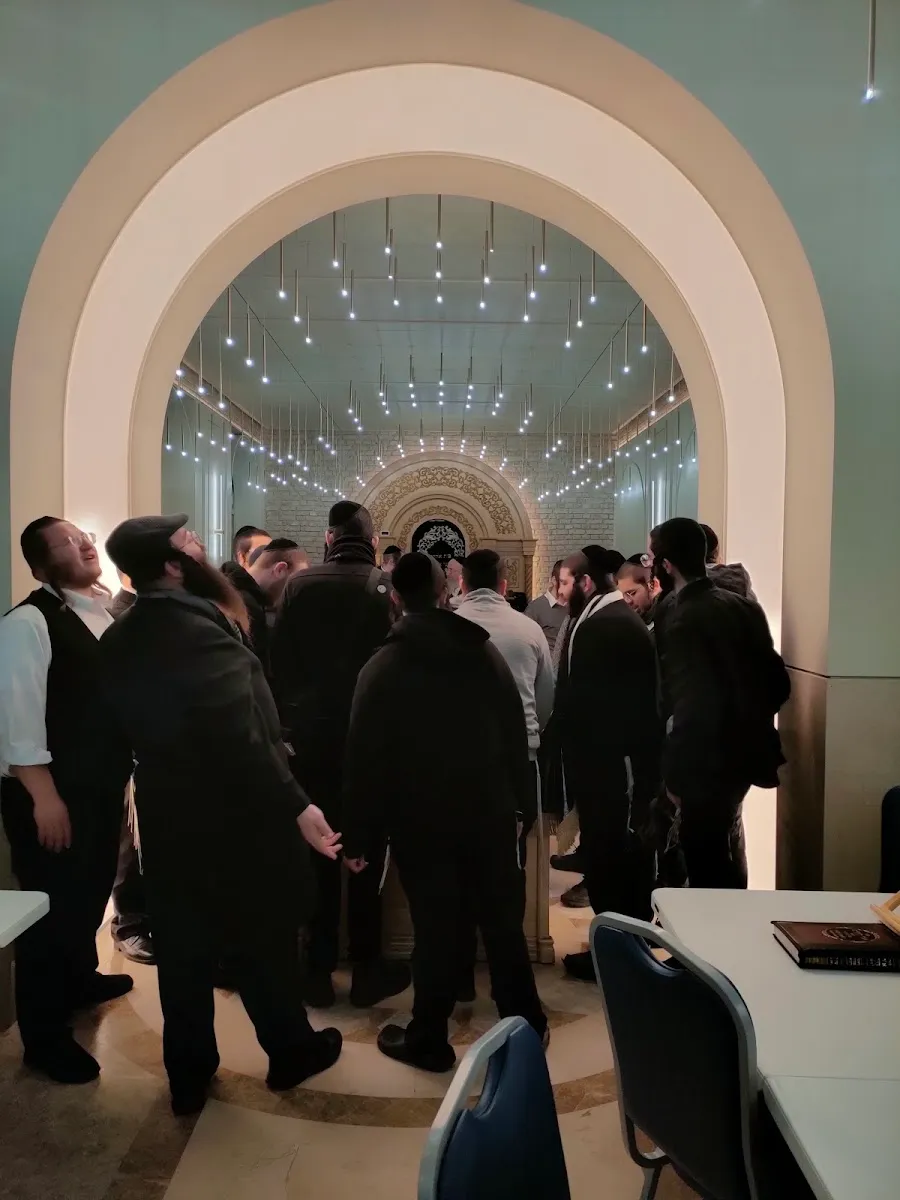 Beis Aharon V’Yisroel Synagogue (Karlin-Stolin) — photo 6