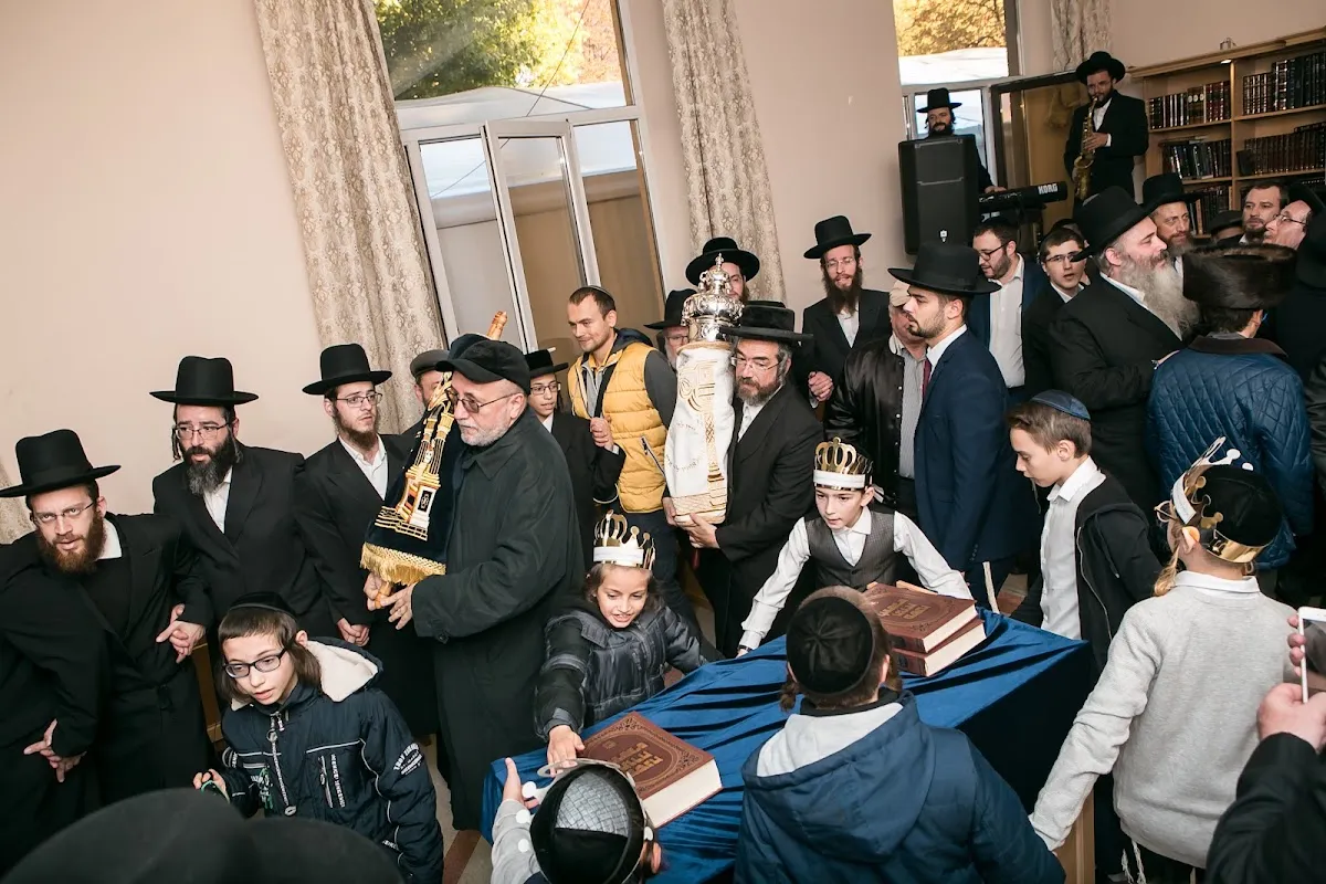 Beis Aharon V’Yisroel Synagogue (Karlin-Stolin) — photo 8