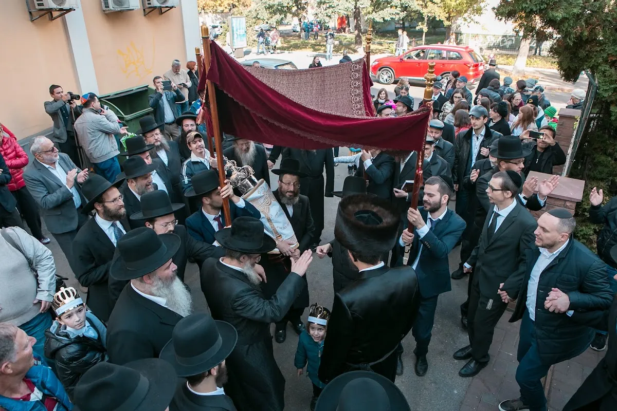 Beis Aharon V’Yisroel Synagogue (Karlin-Stolin) — photo 9