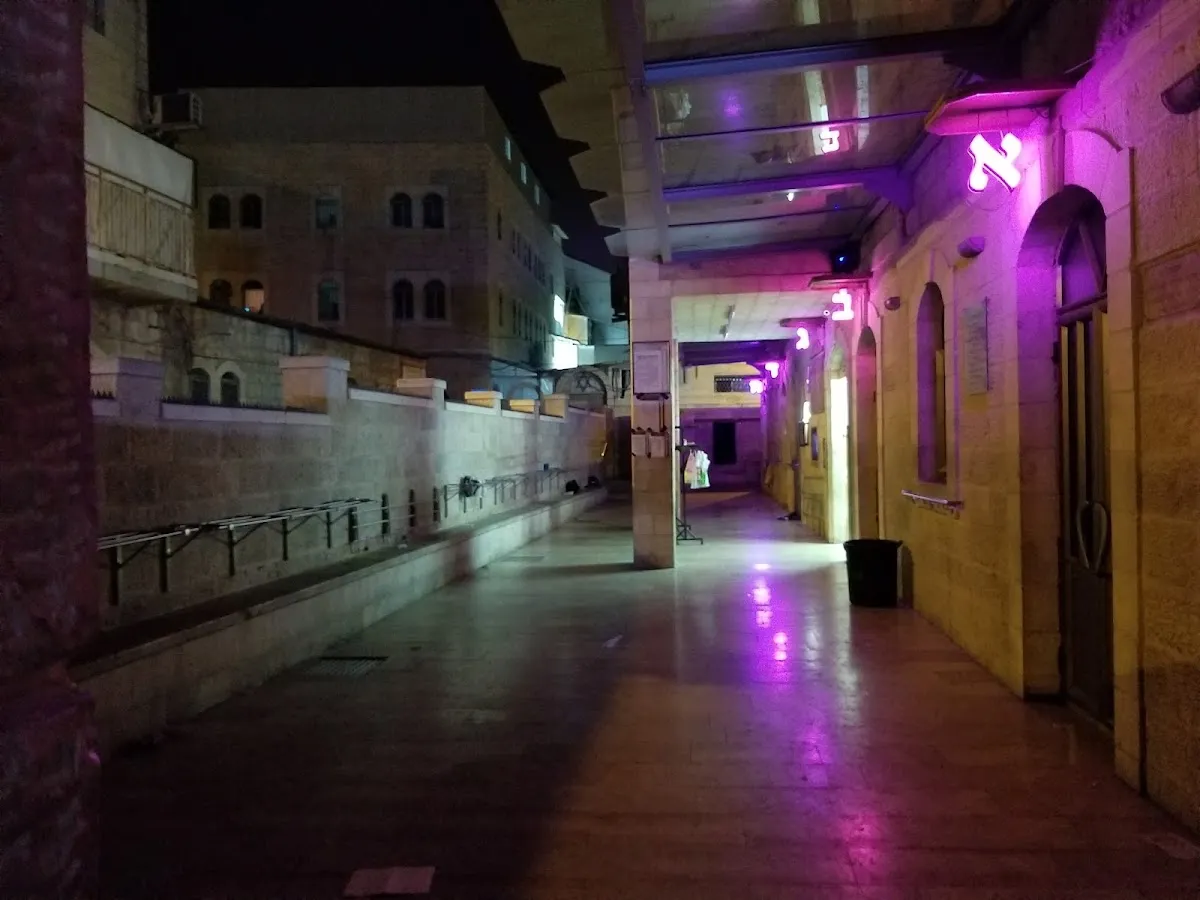 Beit Yaakov Synagogue and Beit Yisrael Shtieblach — foto 8