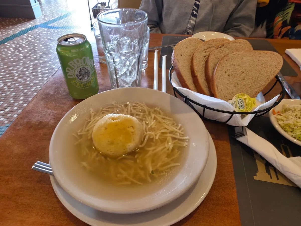 Ben's Kosher Delicatessen Restaurant & Caterers (Woodbury) — foto 5