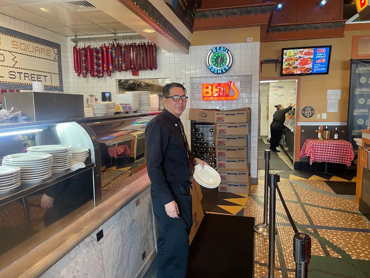 Ben's Kosher Delicatessen Restaurant & Caterers (Woodbury) — foto 6