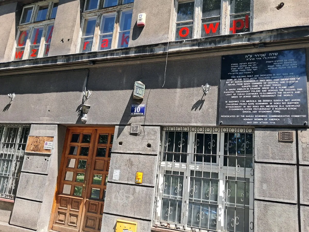 Bet Jakow, Żeńska Szkoła Żydowska - tablica pamiątkowa