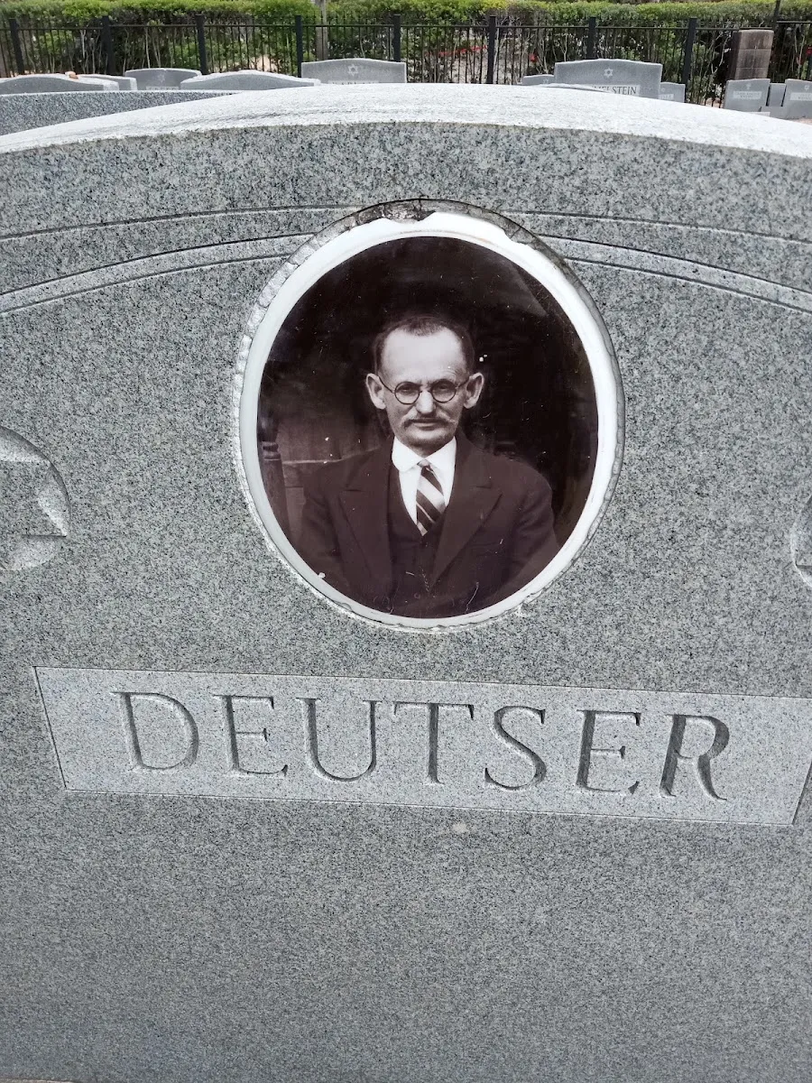 Beth Yeshurun Cemetery (Allen Parkway) — foto 9