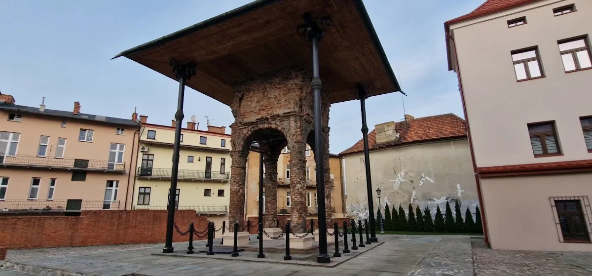 Bima Starej Synagogi w Tarnowie — foto 2