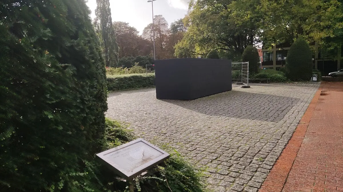 Black Form - Dedicated to the Missing Jews — foto 4