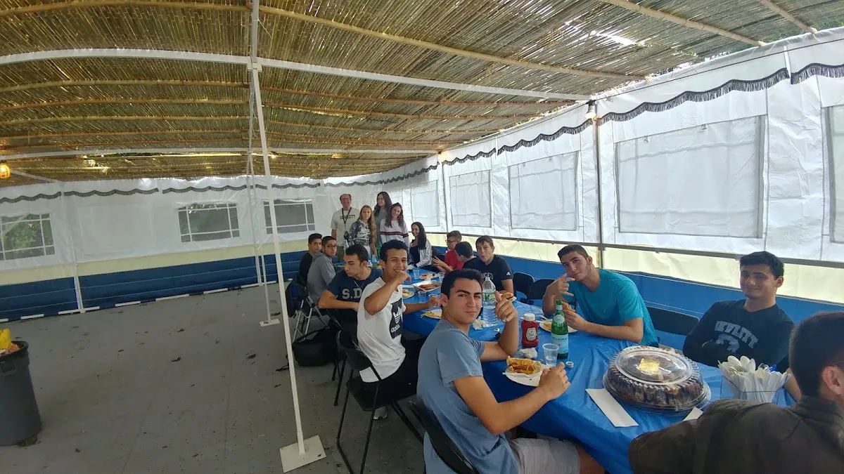 Chabad of Hewlett Serving Hewlett, Hewlett Harbor & Hewlett Bay Park — foto 9