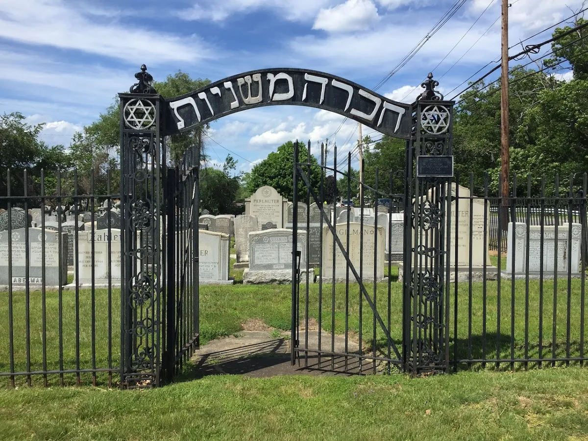 Chevra Mishnias Cemetery