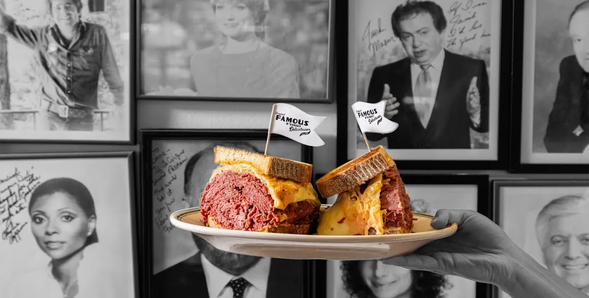 Famous 4th Street Delicatessen — foto 7