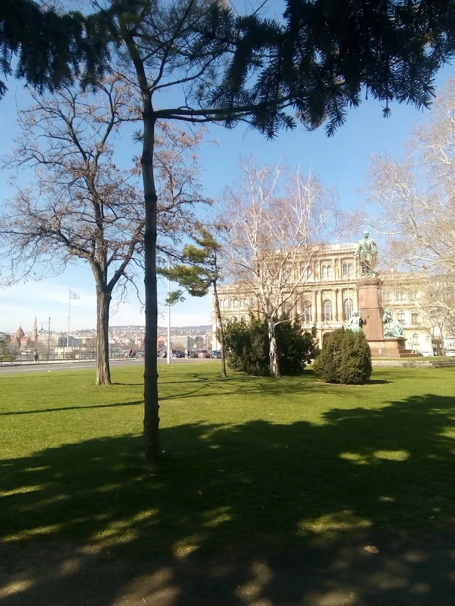 Gabriella's Private Tours in Budapest (Walking and driving tours, Jewish tours) — foto 3