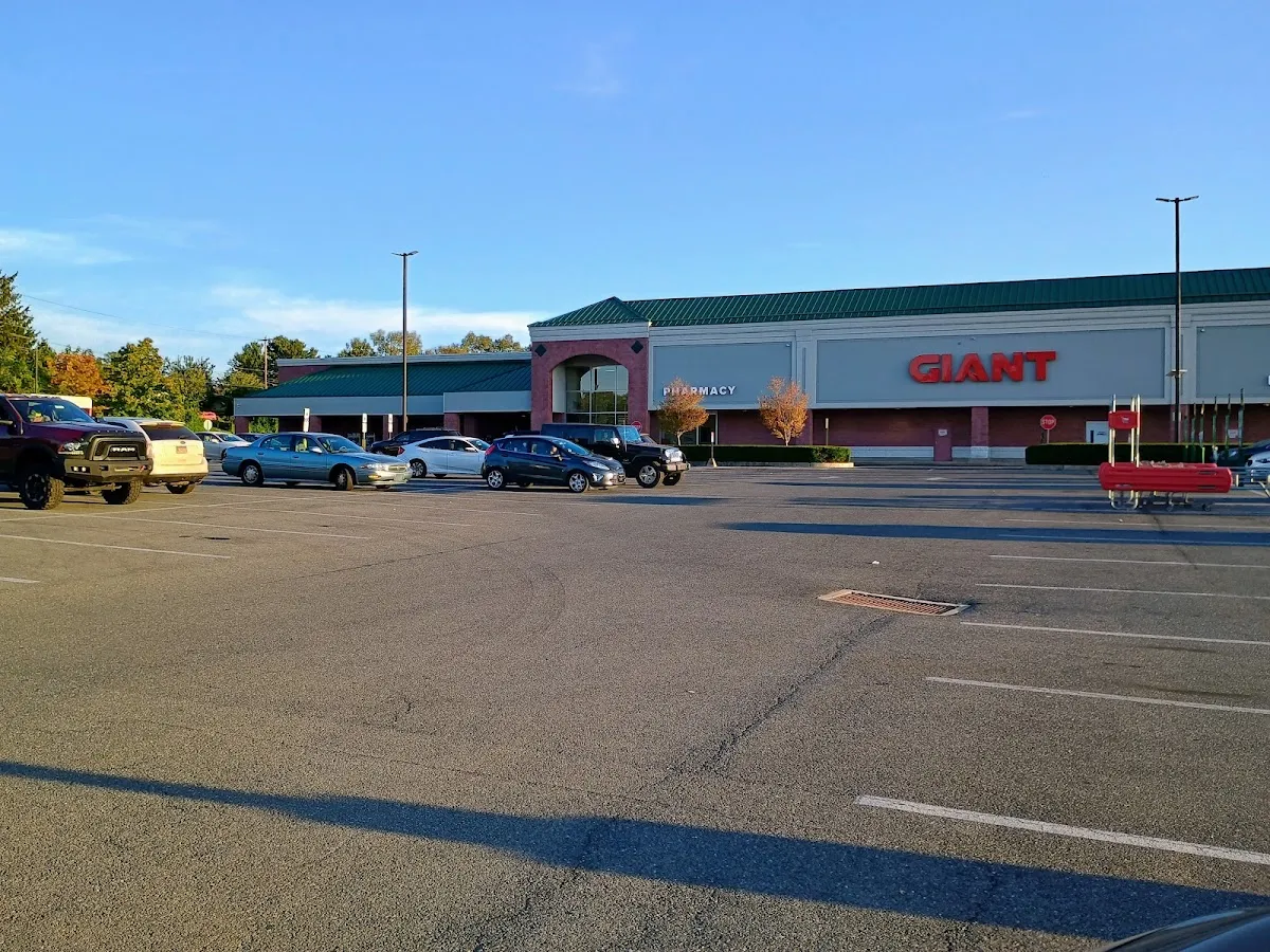 GIANT (Stone Mill Plaza)