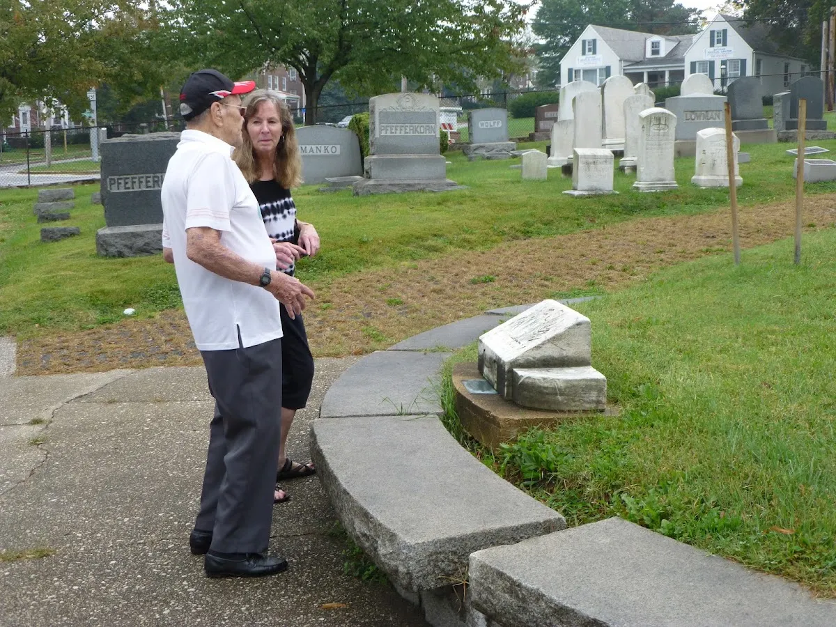 Har Sinai Cemetery (3241 Erdman Ave) — foto 7