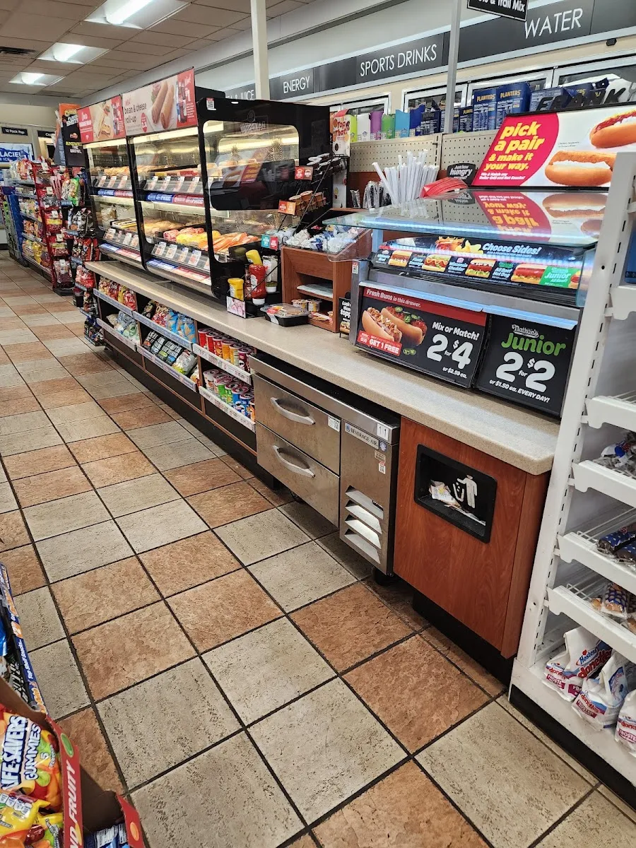 Holiday Gas Station — foto 2
