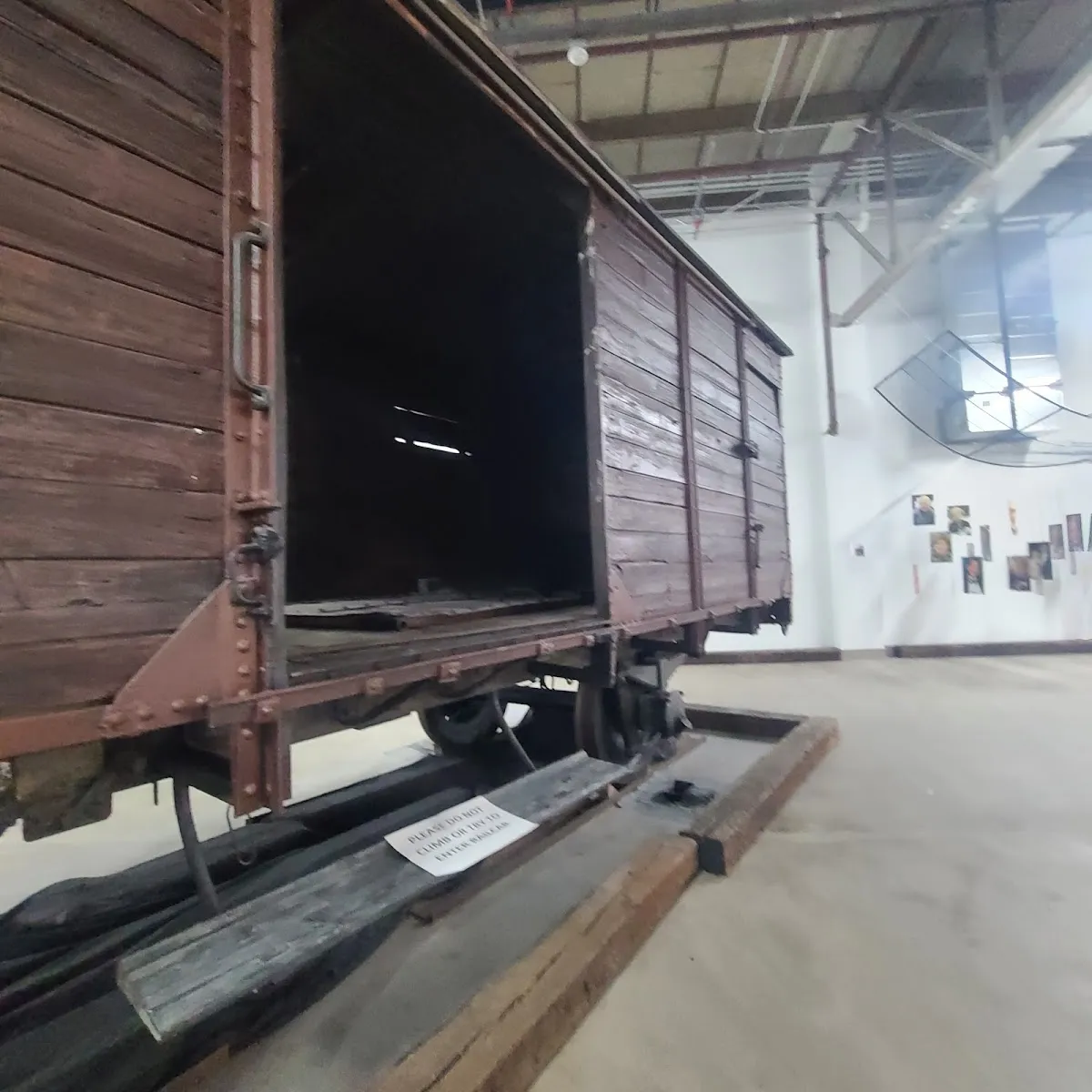Holocaust Documentation and Education Center — foto 4