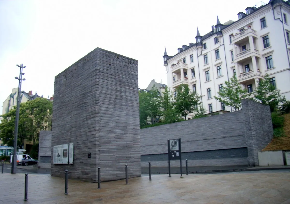 Holocaust Memorial (Shadow of former Synagogue) — foto 6