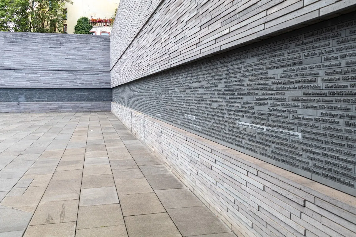 Holocaust Memorial (Shadow of former Synagogue) — foto 7