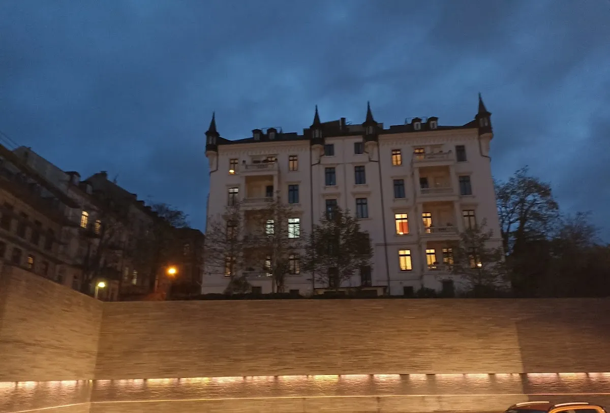 Holocaust Memorial (Shadow of former Synagogue) — foto 9