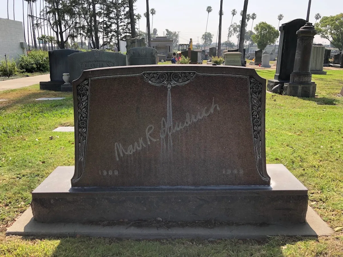 Home Of Peace Memorial Park And Mortuary — foto 9