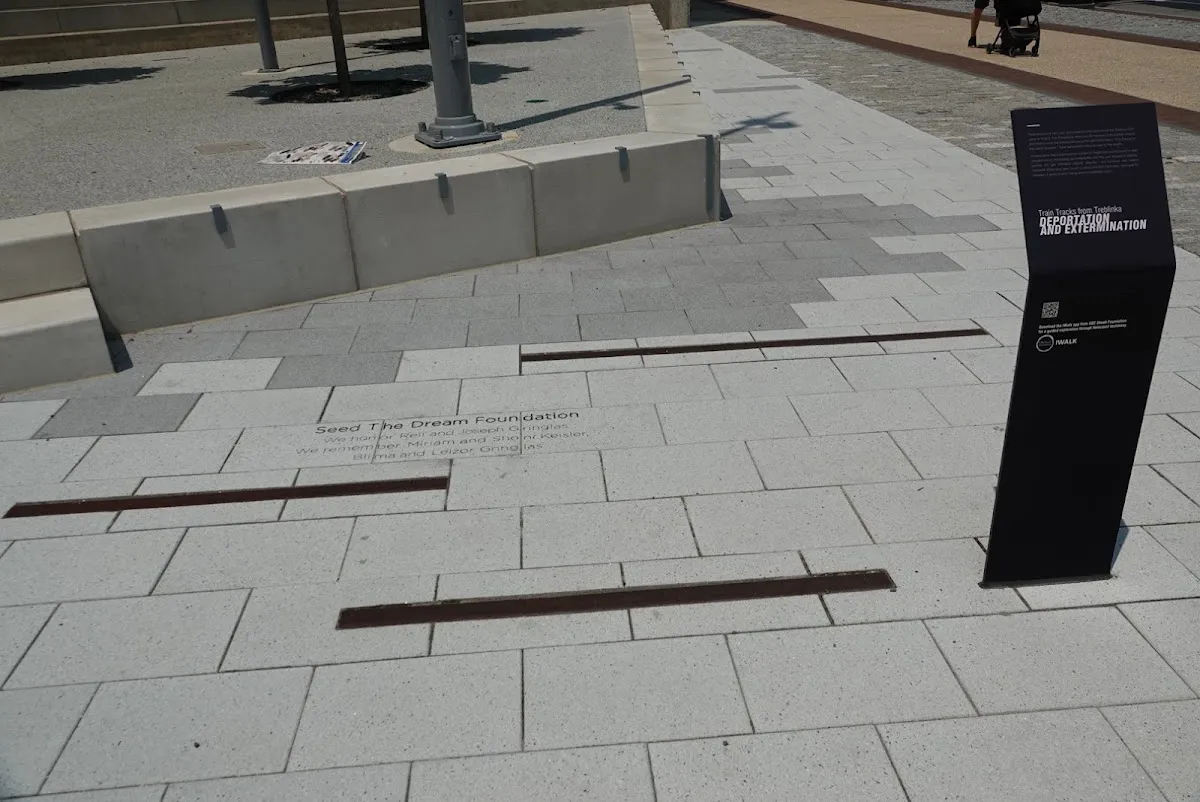 Horwitz-Wasserman Holocaust Memorial Plaza — foto 7