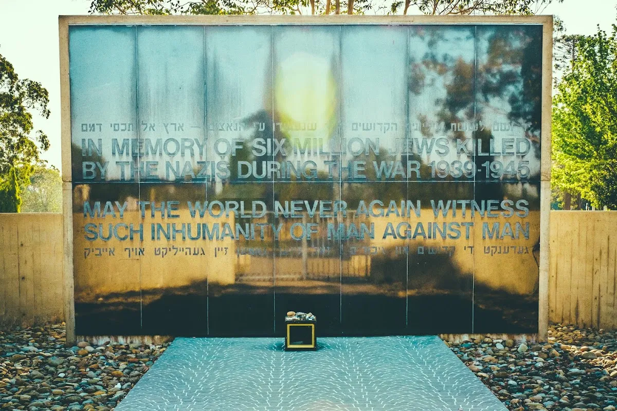 Jewish Holocaust Memorial (Martyrs Memorial) — foto 9