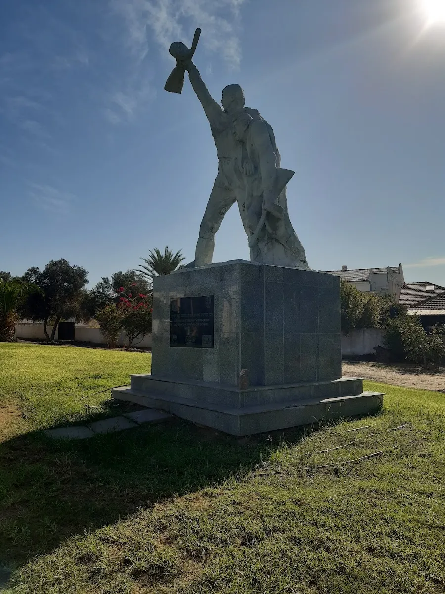 Jewish memorial warriors who fought the Nazis monument — foto 5