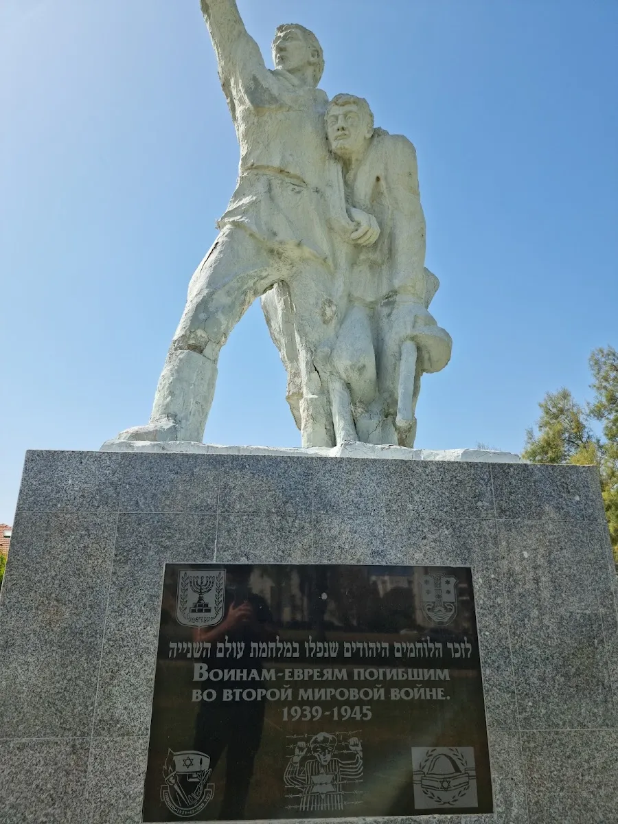 Jewish memorial warriors who fought the Nazis monument — foto 7