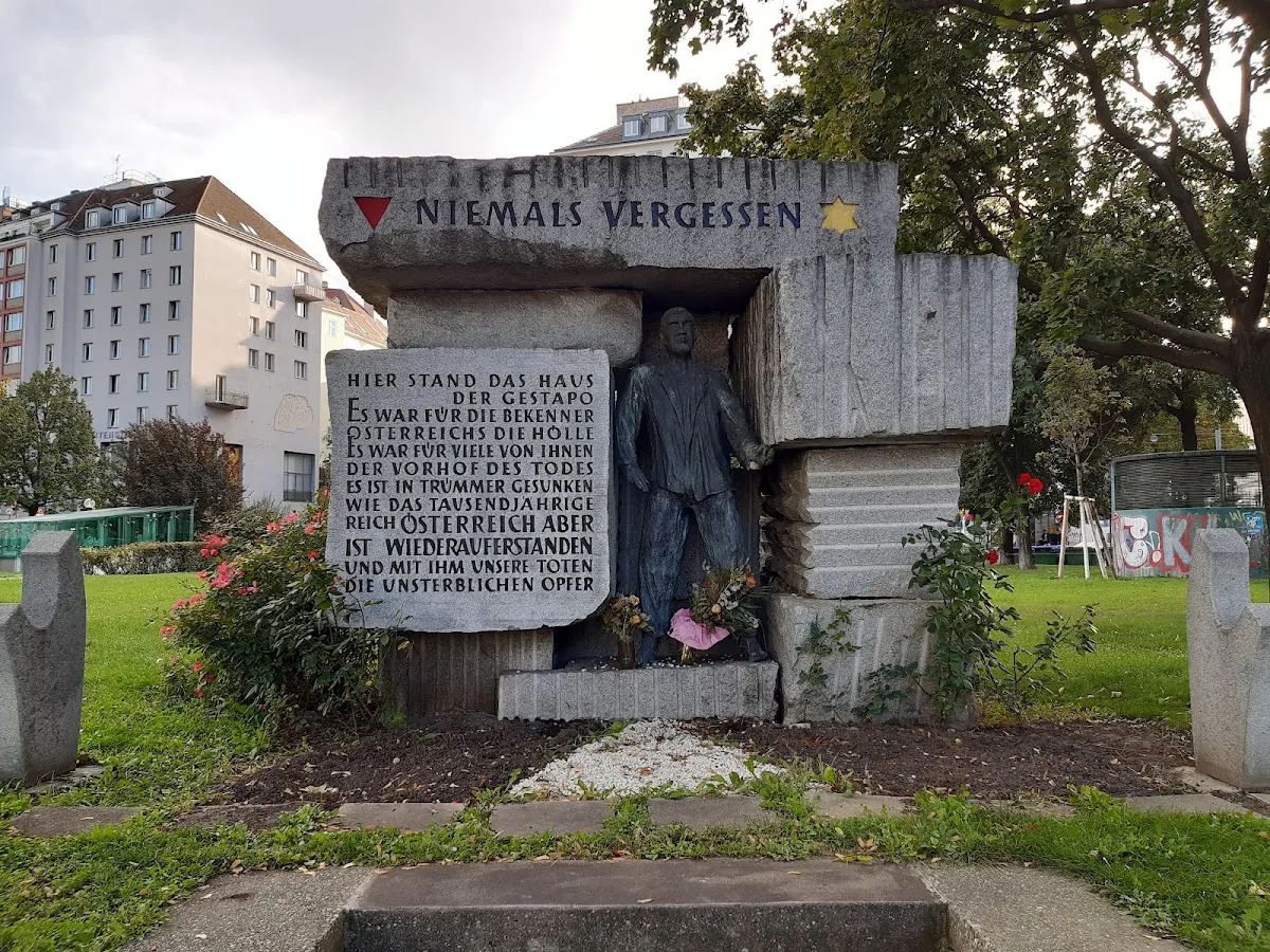 Judenplatz Holocaust Memorial — photo 9