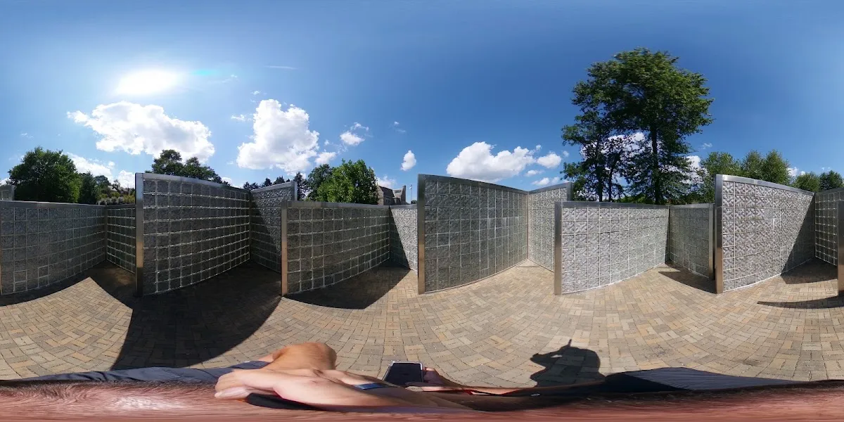 Keeping Tabs — escultura del Holocausto (Community Day School) — foto 2