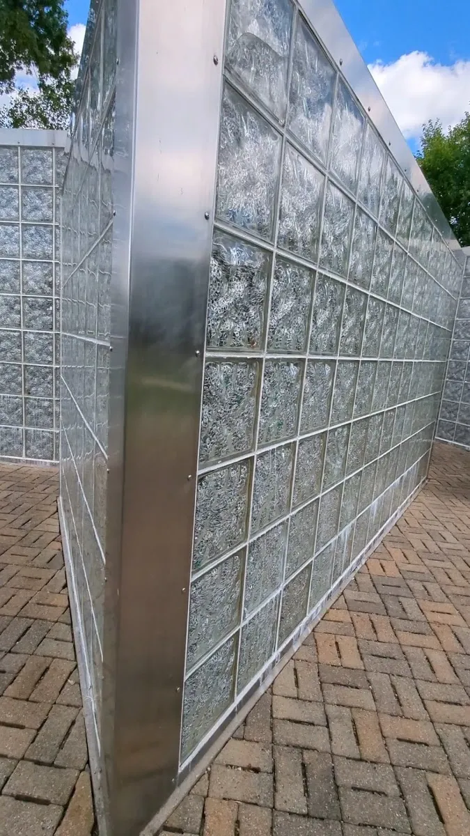 Keeping Tabs — escultura del Holocausto (Community Day School) — foto 3
