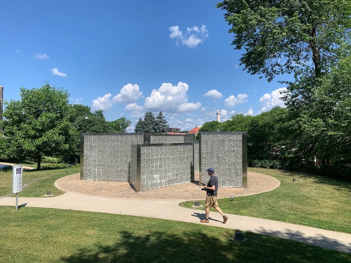 Keeping Tabs — escultura del Holocausto (Community Day School) — foto 4
