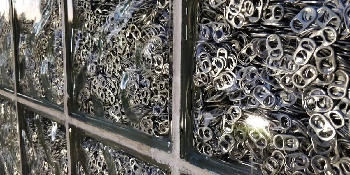 Keeping Tabs — escultura del Holocausto (Community Day School) — foto 8