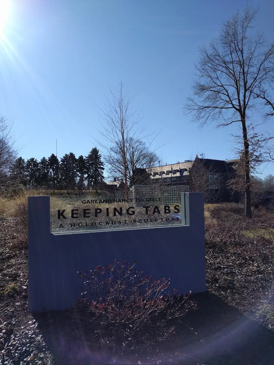 Keeping Tabs — escultura del Holocausto (Community Day School) — foto 9